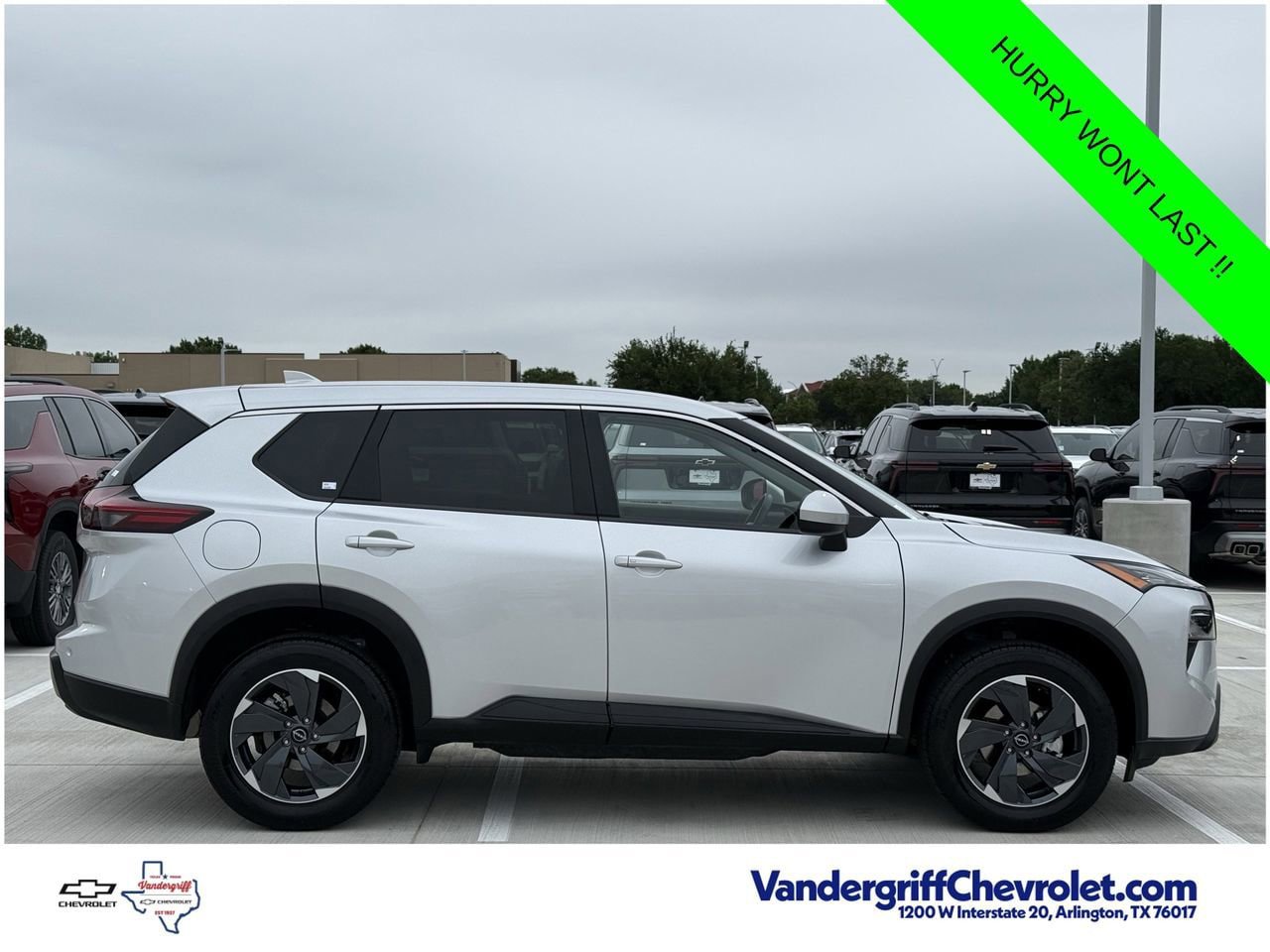 Used 2025 Nissan Rogue SV AWD/4WD image 3