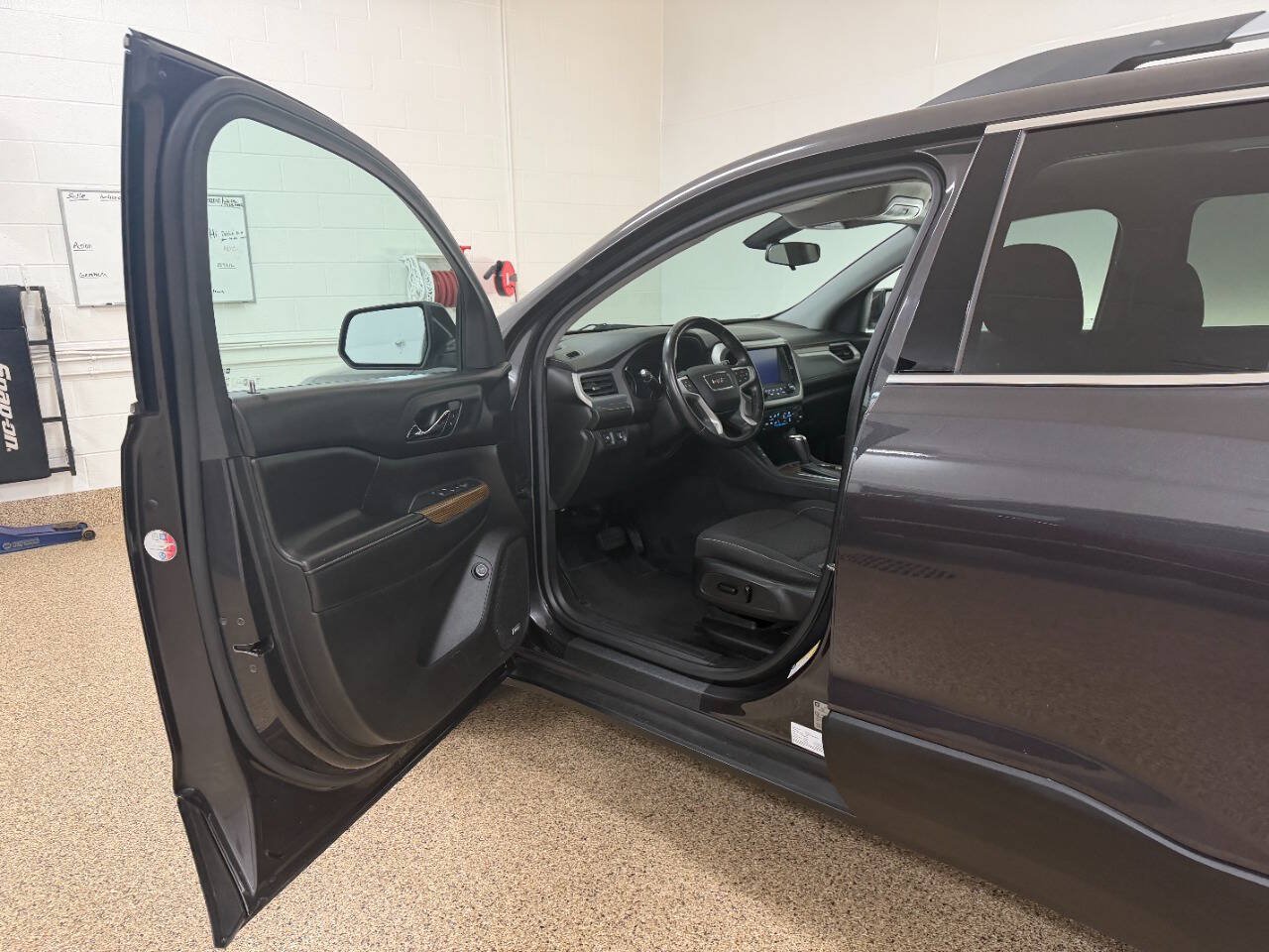 Used 2017 GMC Acadia SLE FWD image 6