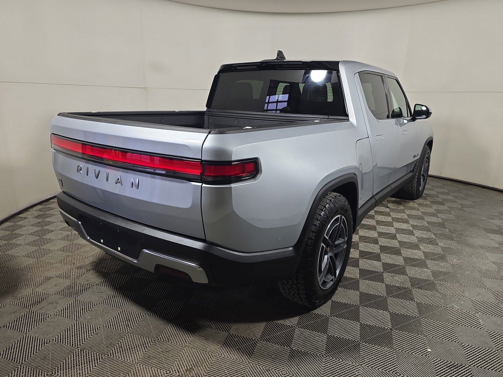 Used 2025 Rivian R1T Adventure AWD/4WD image 5
