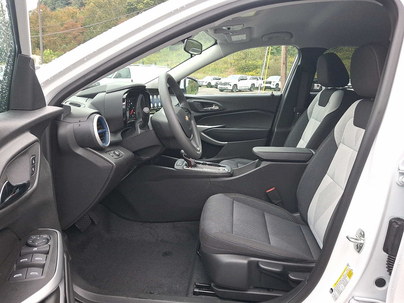 Used 2025 Chevrolet Trax LS w/ LS Convenience Package FWD image 13