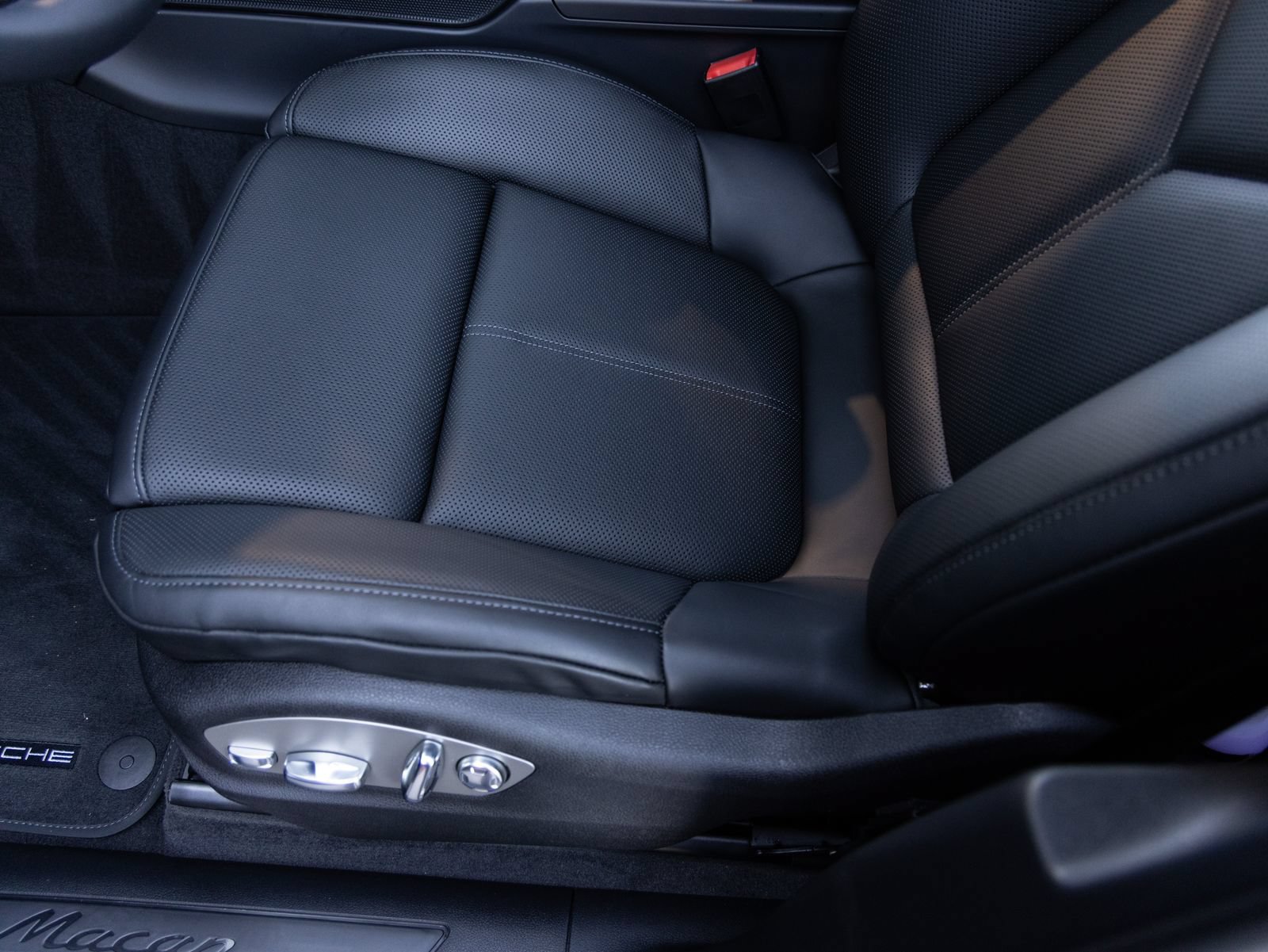 Certified 2026 Porsche Macan AWD/4WD image 22