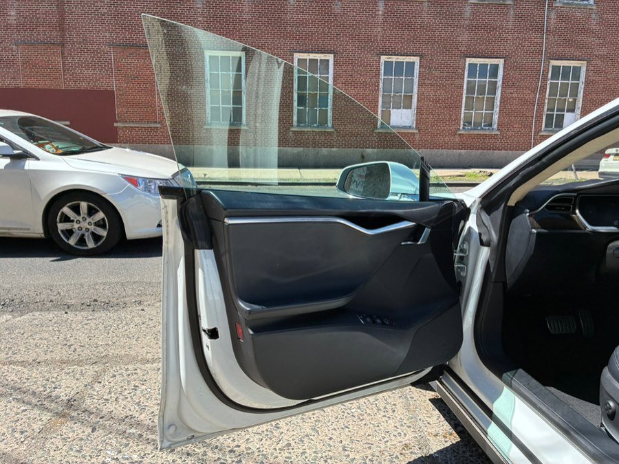 Used 2013 Tesla Model S Performance RWD image 17