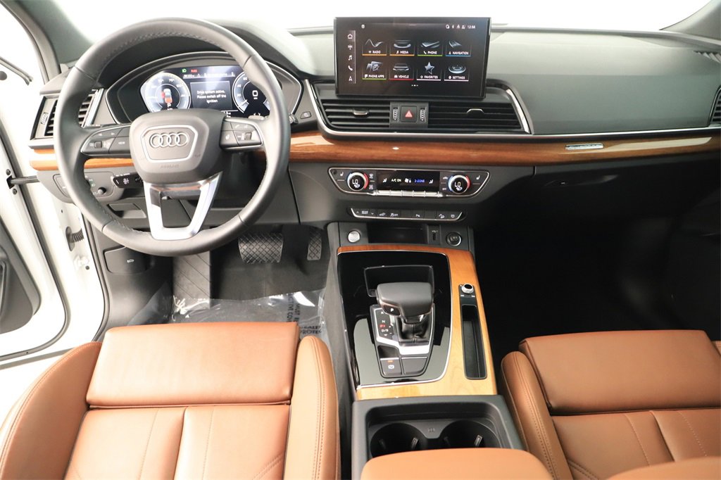 Used 2024 Audi Q5 e Premium w/ Convenience Package image 18