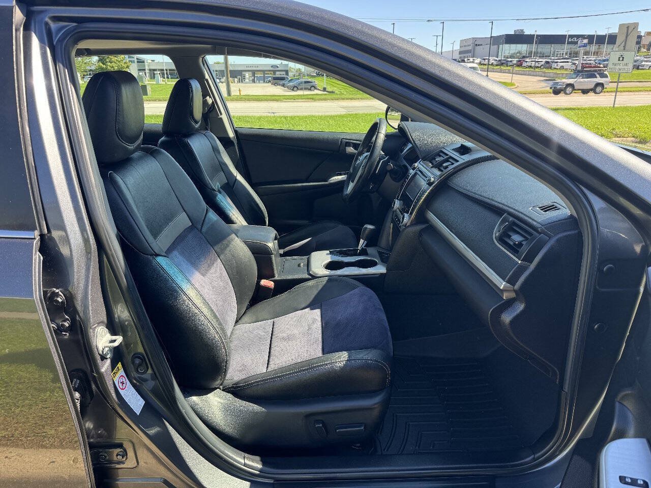 Used 2012 Toyota Camry SE w/ Leather Pkg FWD image 14
