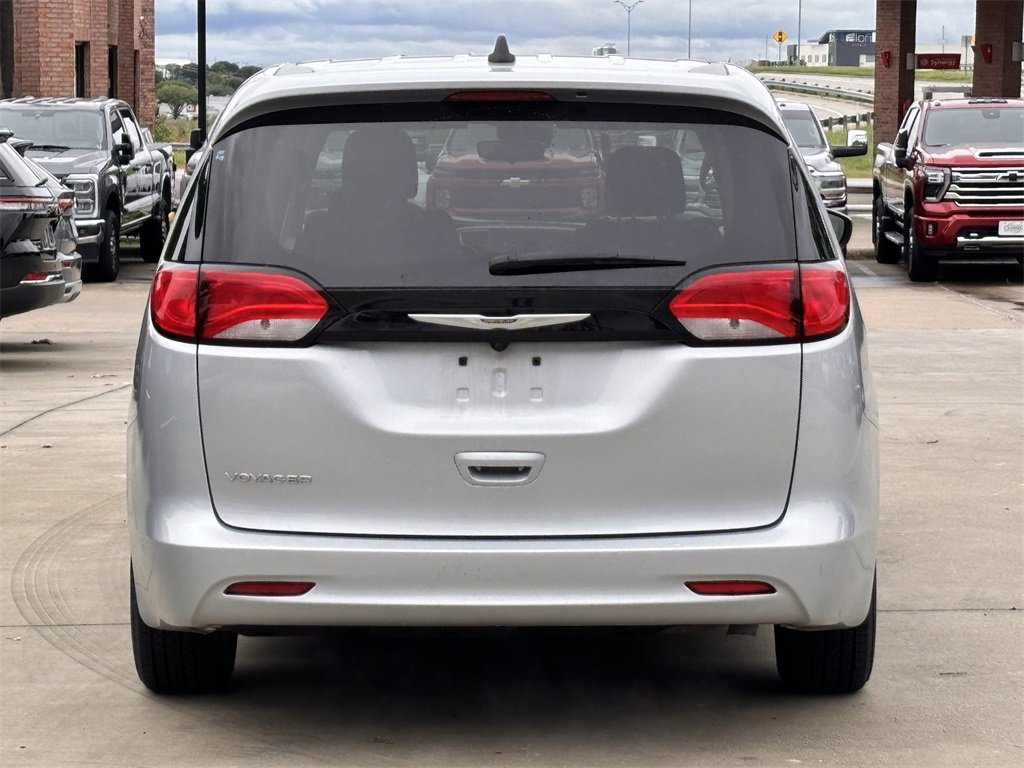 Used 2023 Chrysler Voyager LX image 5