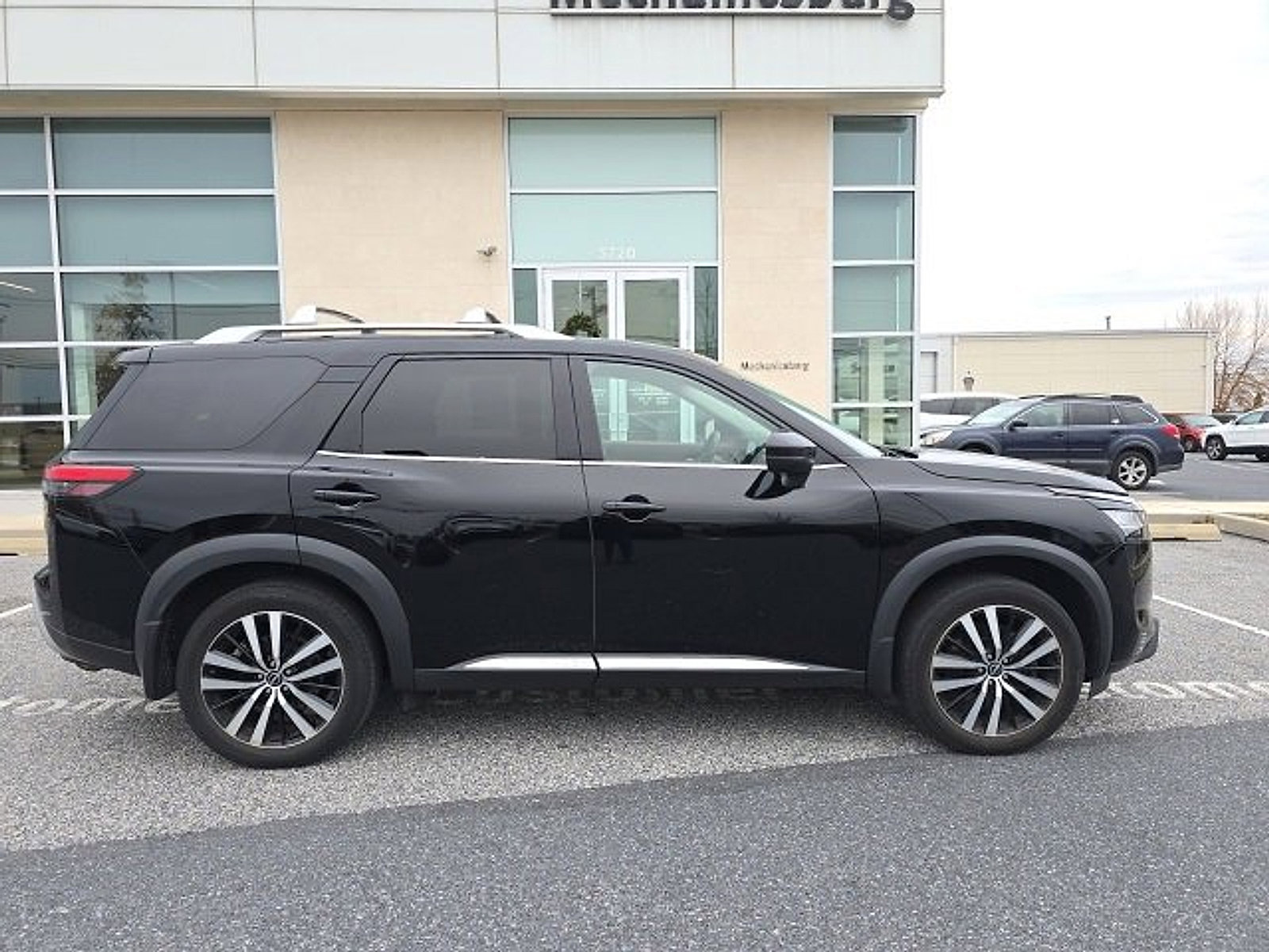 Used 2023 Nissan Pathfinder Platinum w/ Cargo Package image 8