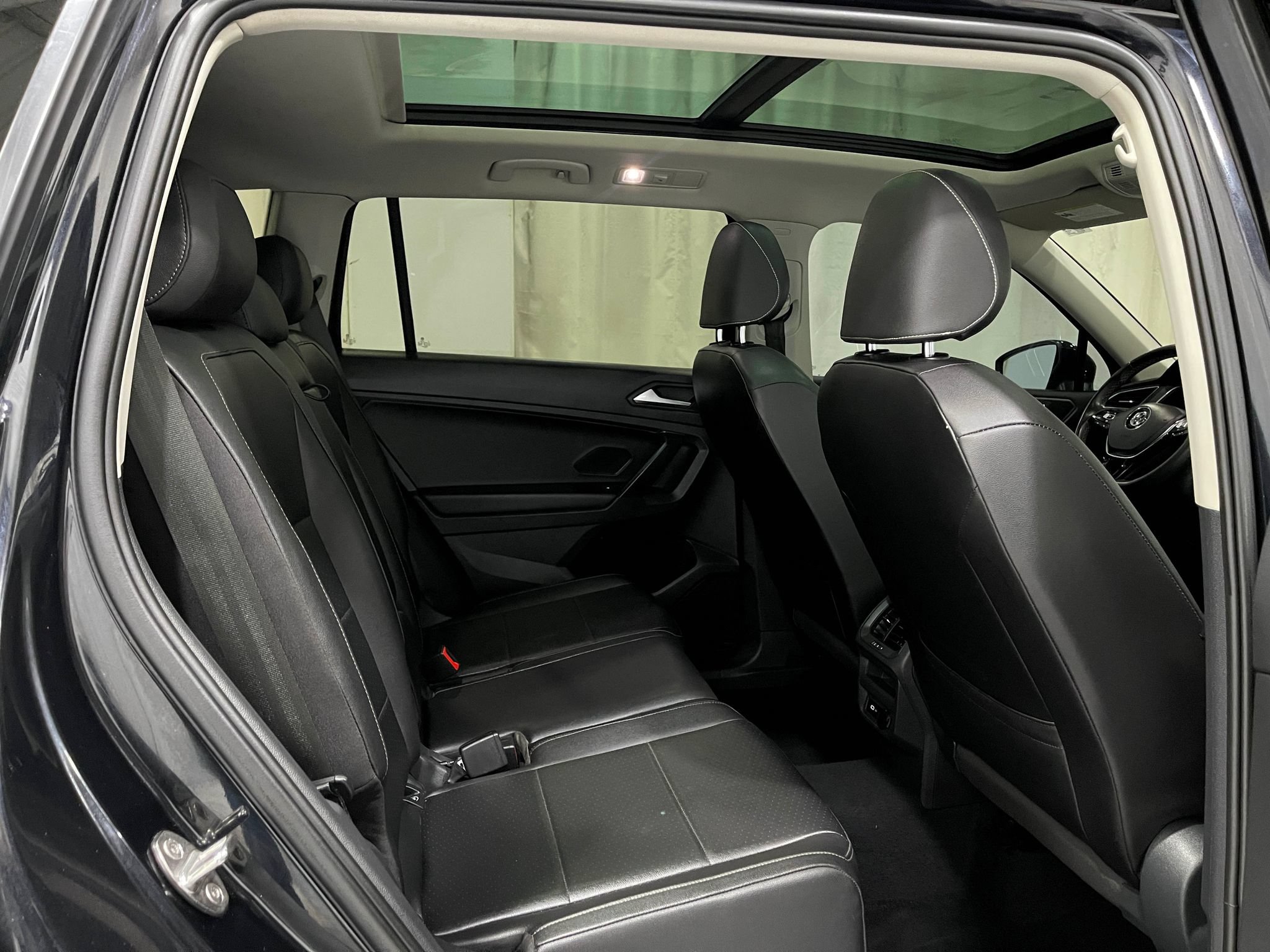 Used 2021 Volkswagen Tiguan SEL AWD/4WD image 31