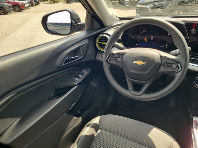 Used 2025 Chevrolet Trax LT FWD image 13