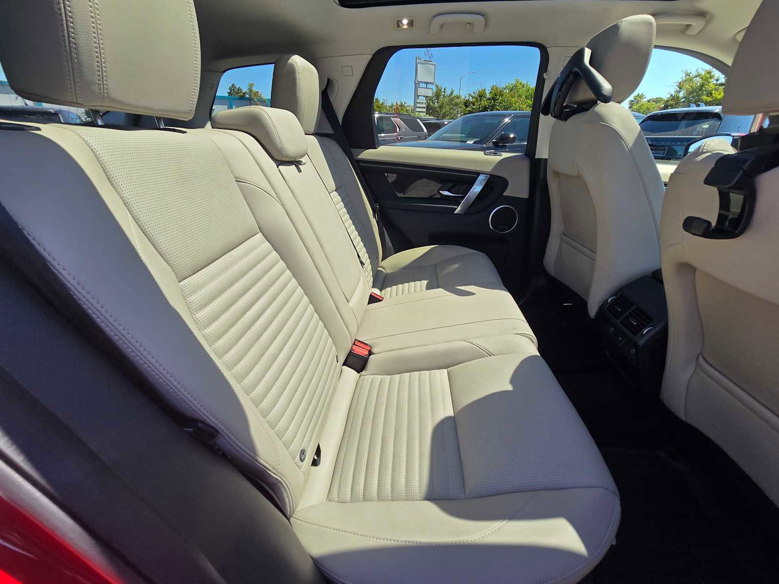 Used 2023 Land Rover Discovery Sport SE image 14