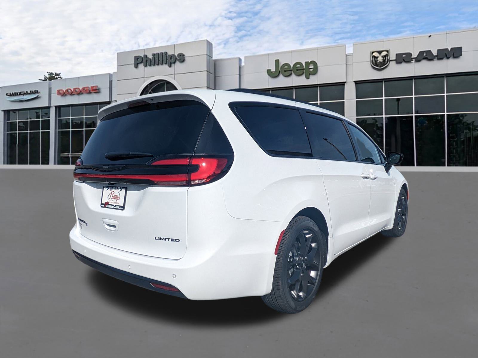 New 2026 Chrysler Pacifica Limited w/ S Appearance Package image 4