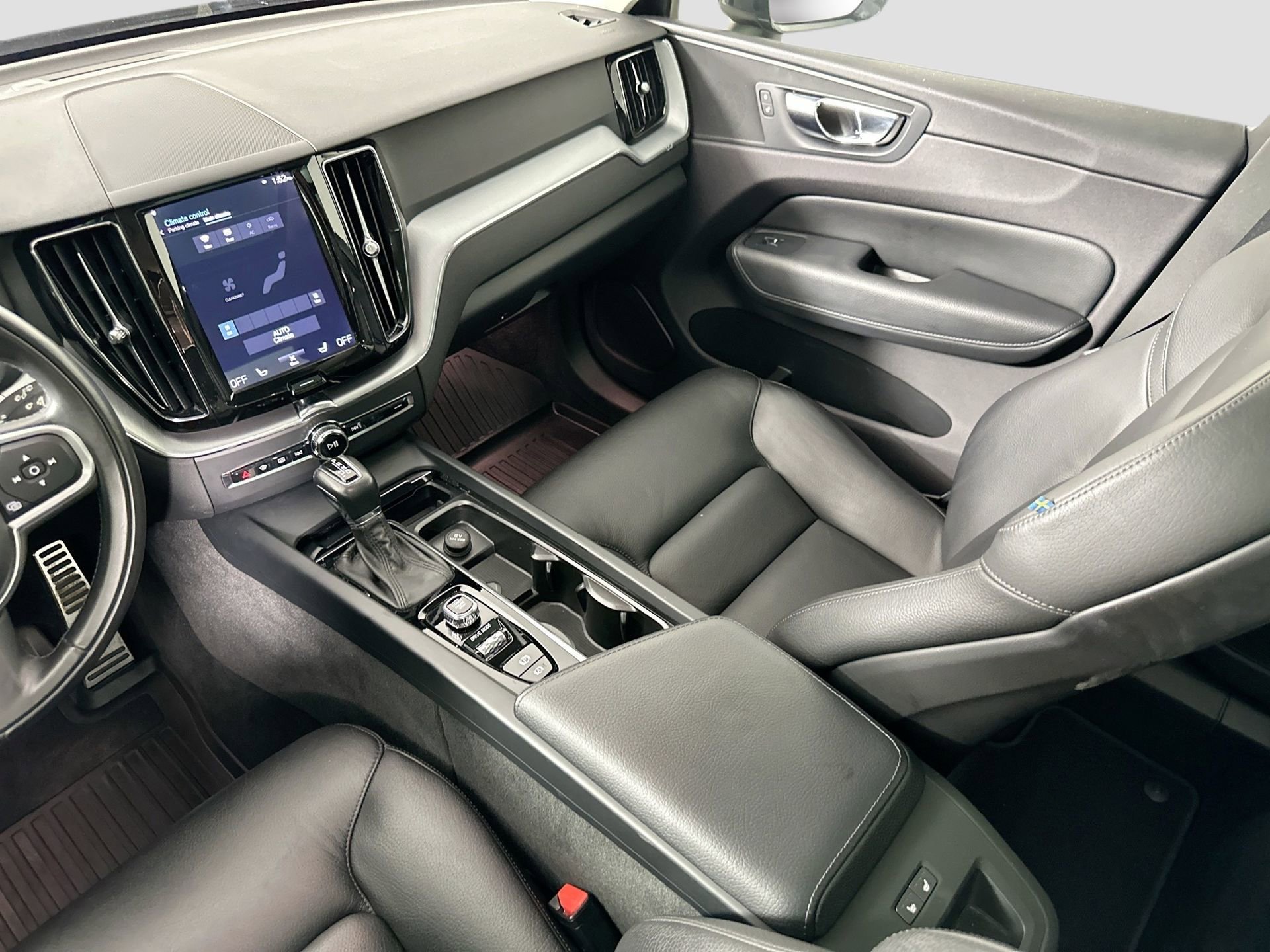 Certified 2018 Volvo XC60 T5 Momentum w/ Convenience Package image 25