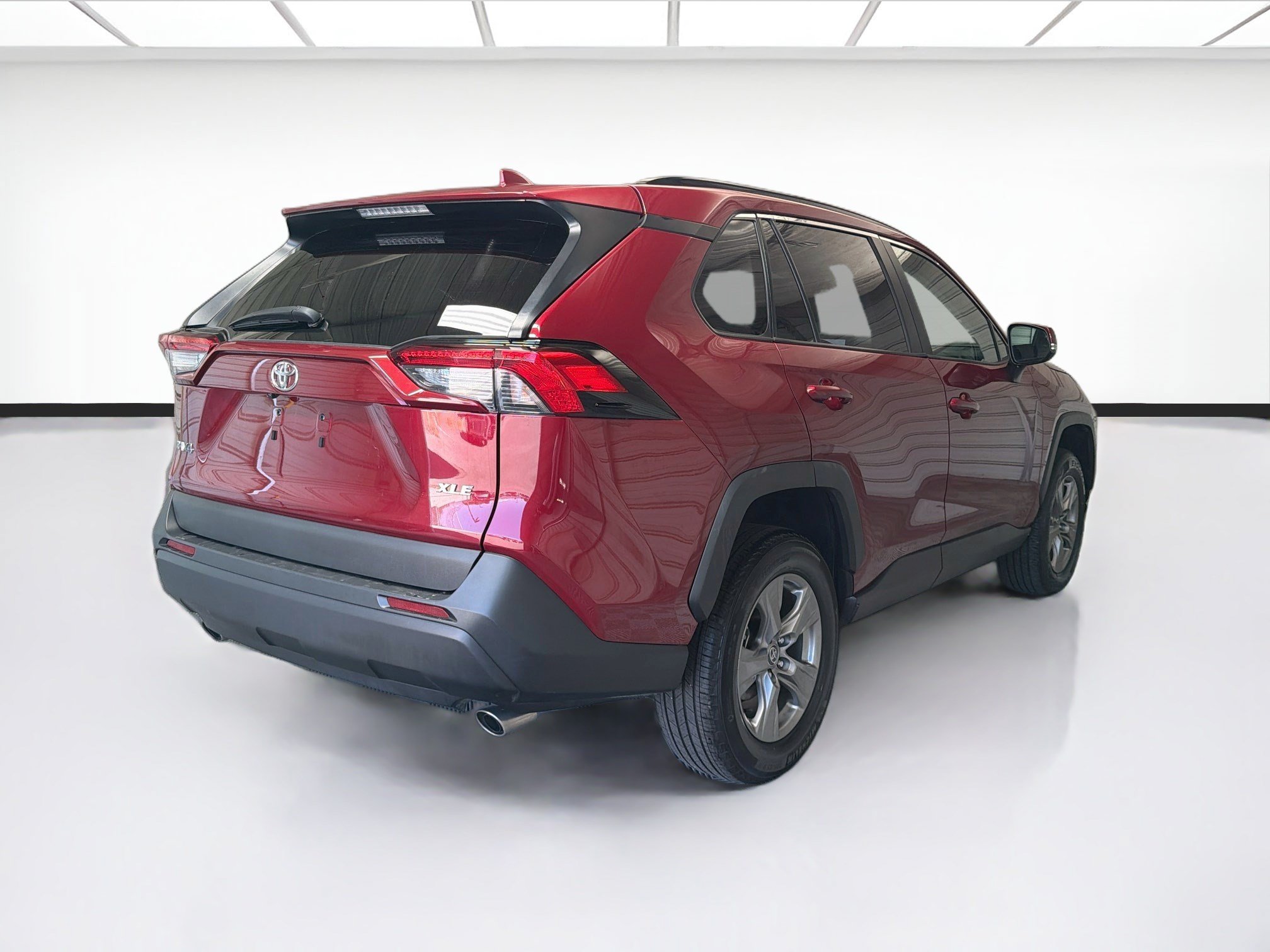 Used 2025 Toyota RAV4 XLE FWD image 4