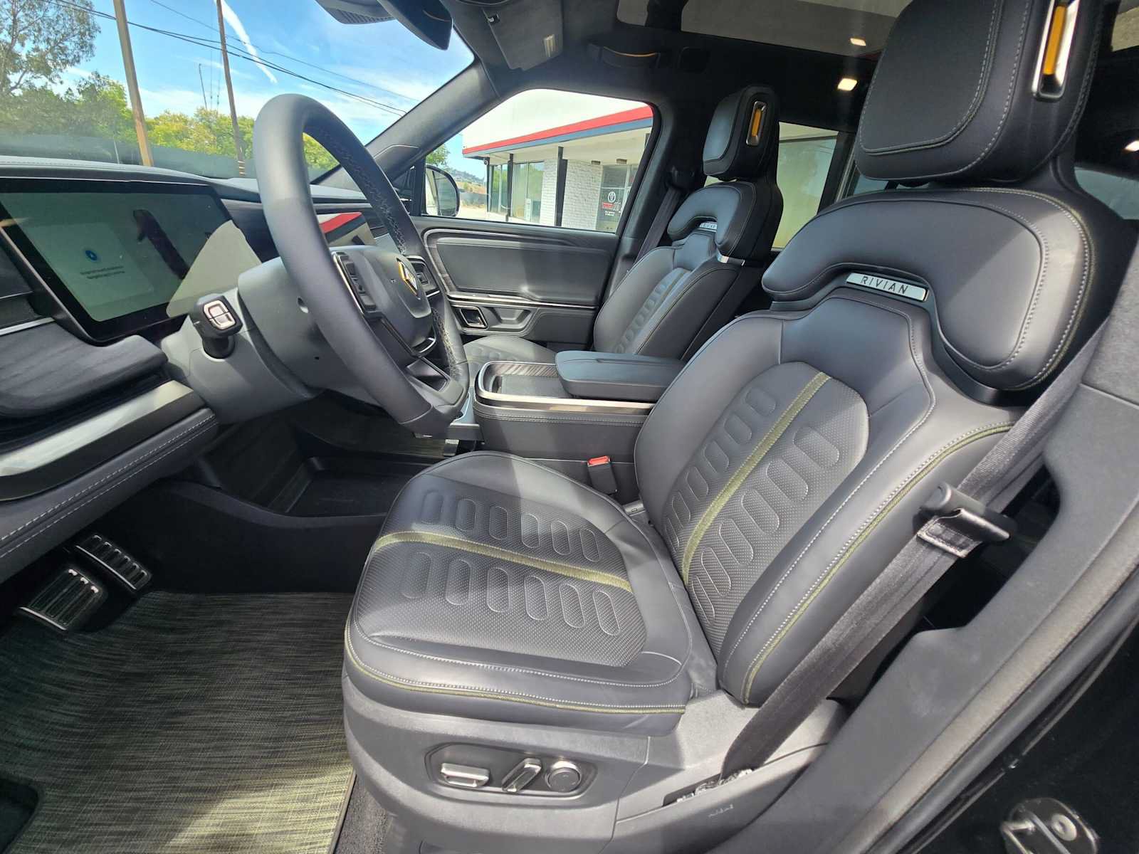 Used 2024 Rivian R1S Adventure AWD/4WD image 22