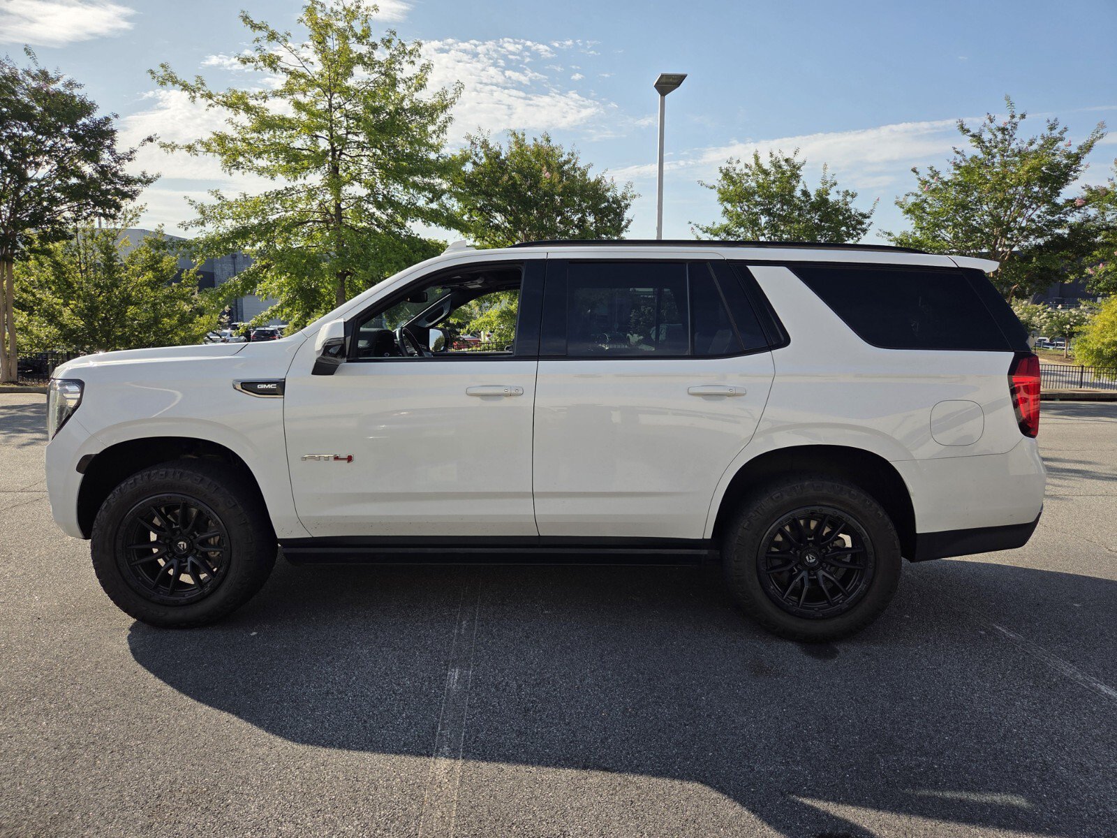 Used 2022 GMC Yukon AT4 w/ AT4 Premium Plus Package AWD/4WD image 9