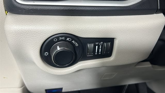 Used 2023 Chrysler Voyager LX FWD image 19