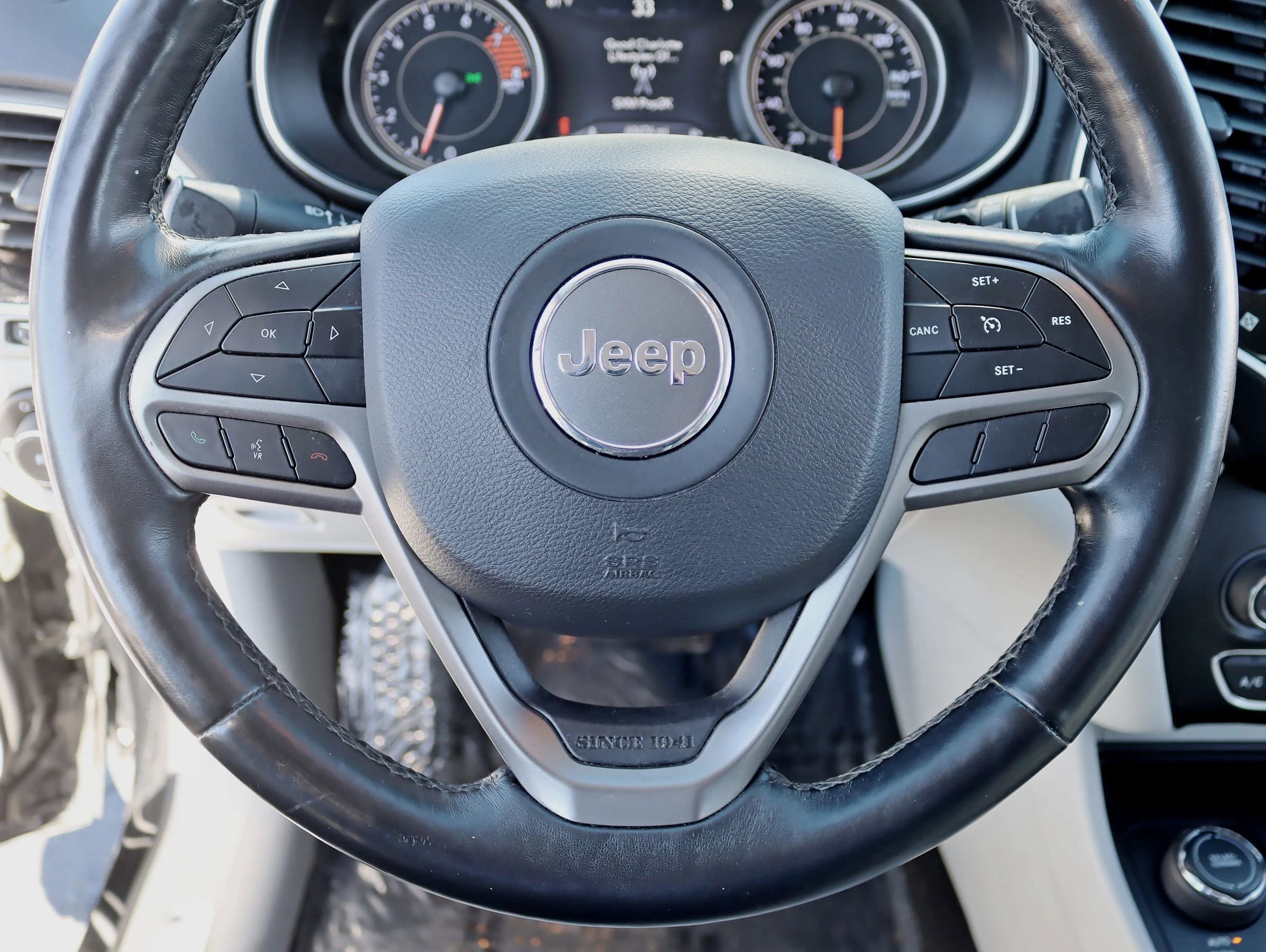 Used 2019 Jeep Cherokee Limited image 18