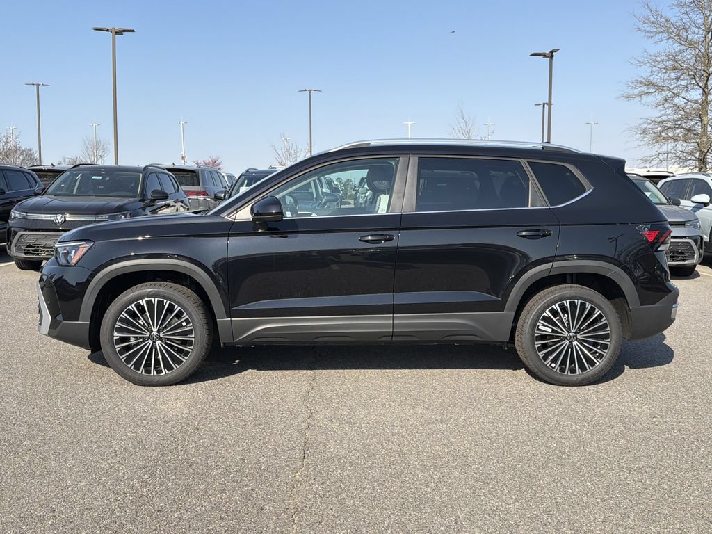 New 2026 Volkswagen Taos SE FWD image 2
