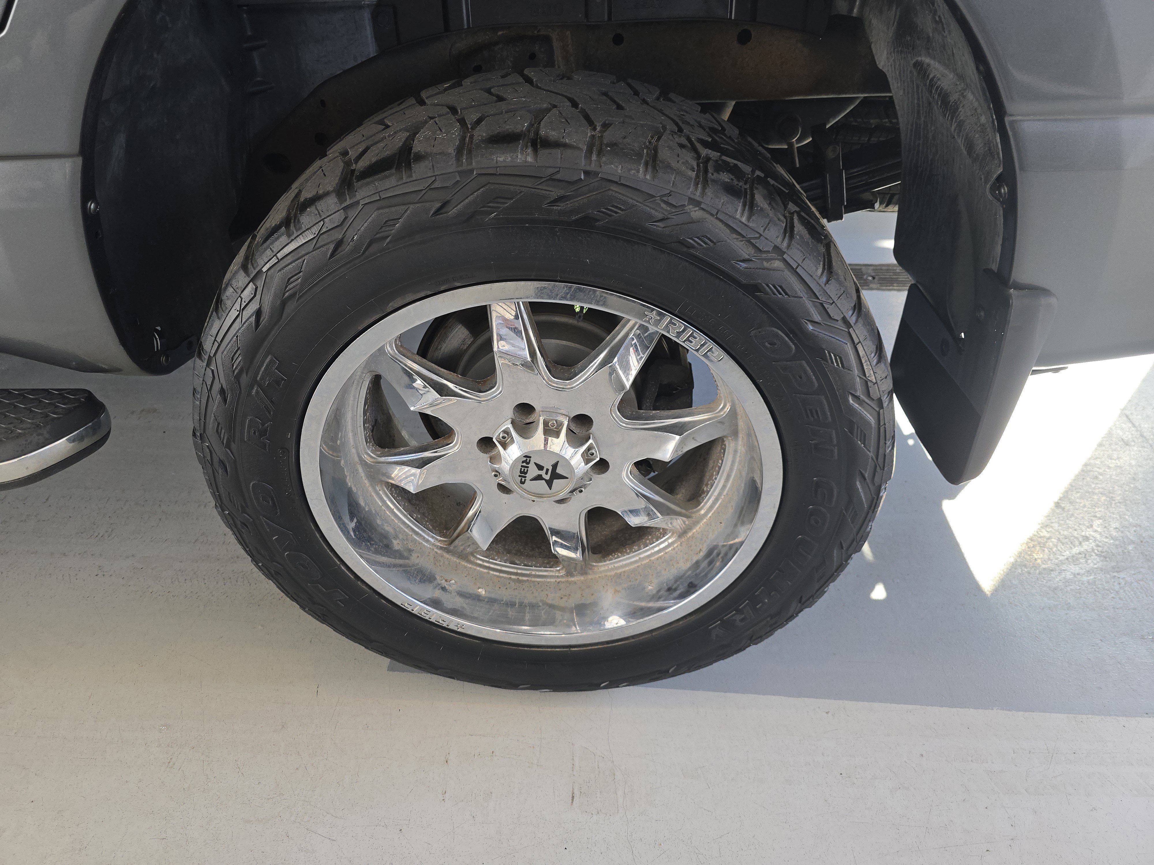 Used 2017 Nissan Titan SV image 13