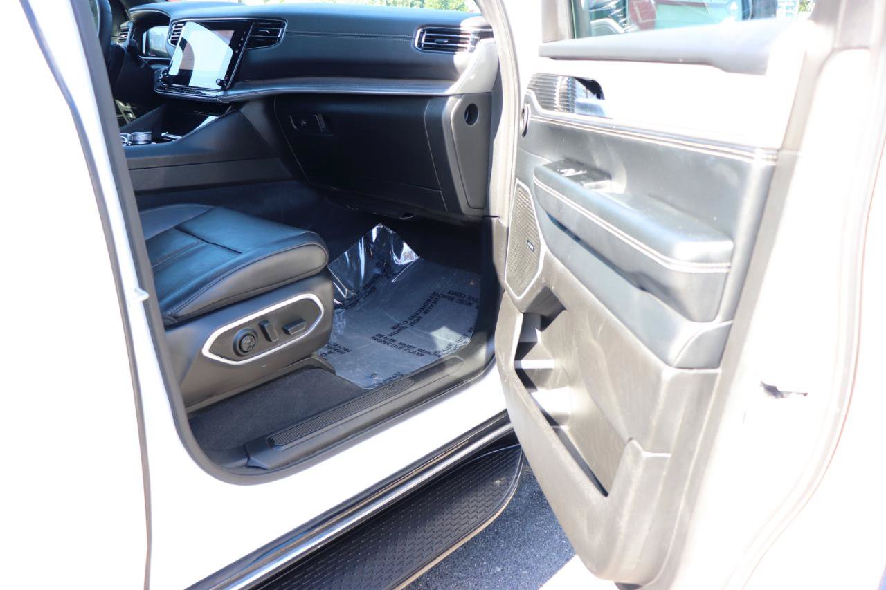 Used 2024 Jeep Wagoneer L Series III w/ Flexible Seating Group AWD/4WD image 17
