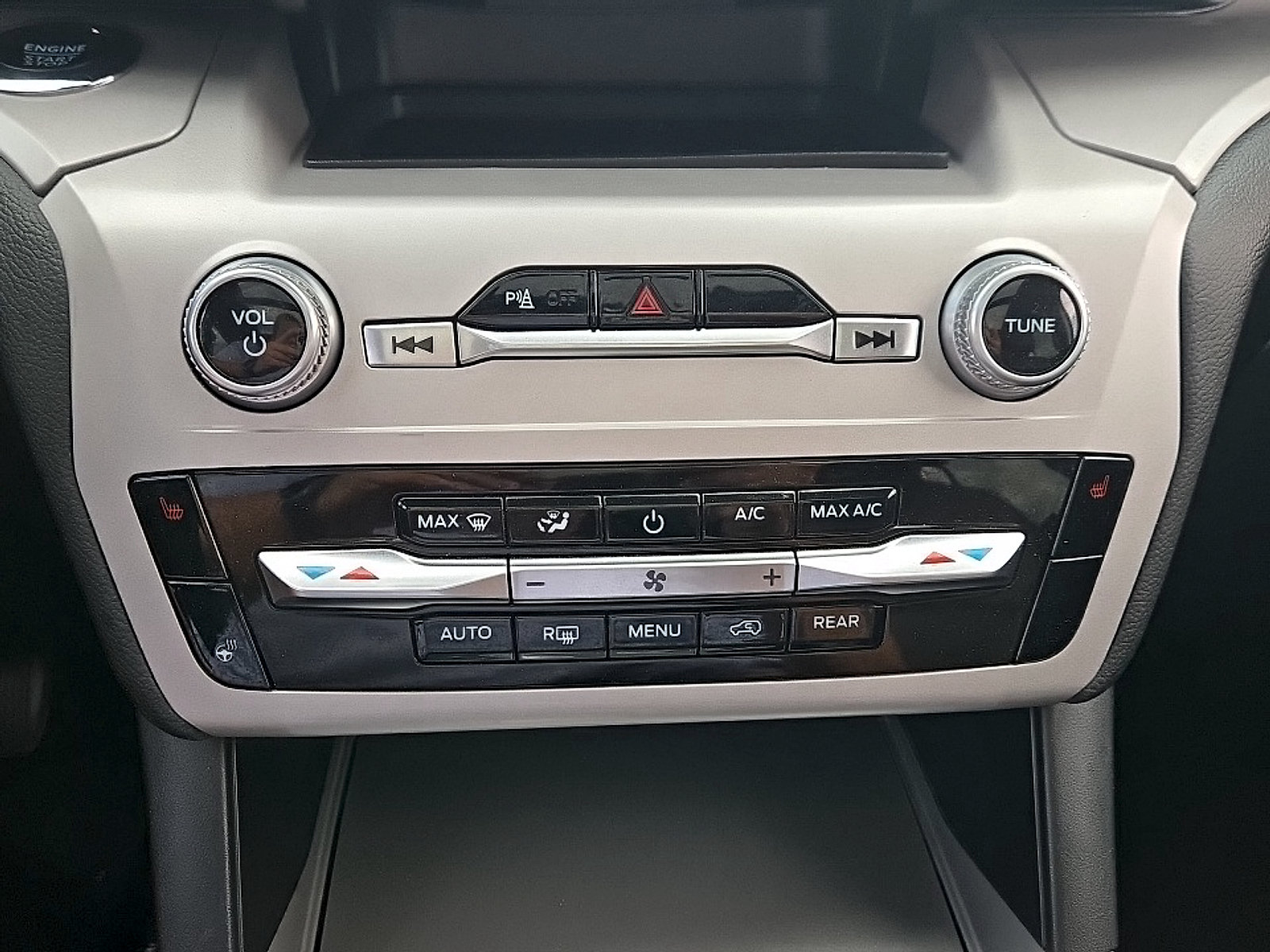 Used 2023 Ford Explorer XLT w/ Equipment Group 202A AWD/4WD image 19