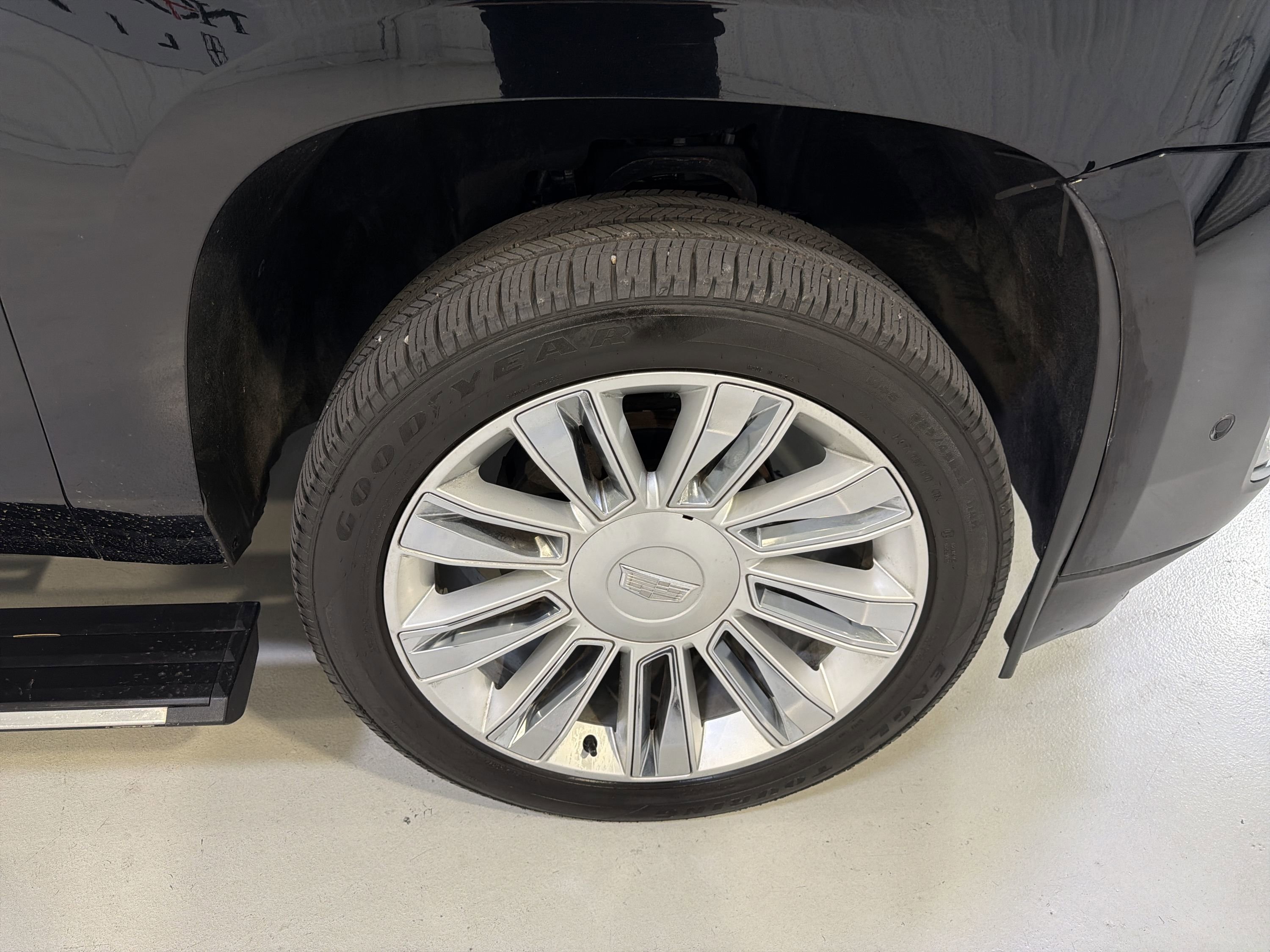 Used 2017 Cadillac Escalade ESV Platinum RWD image 30