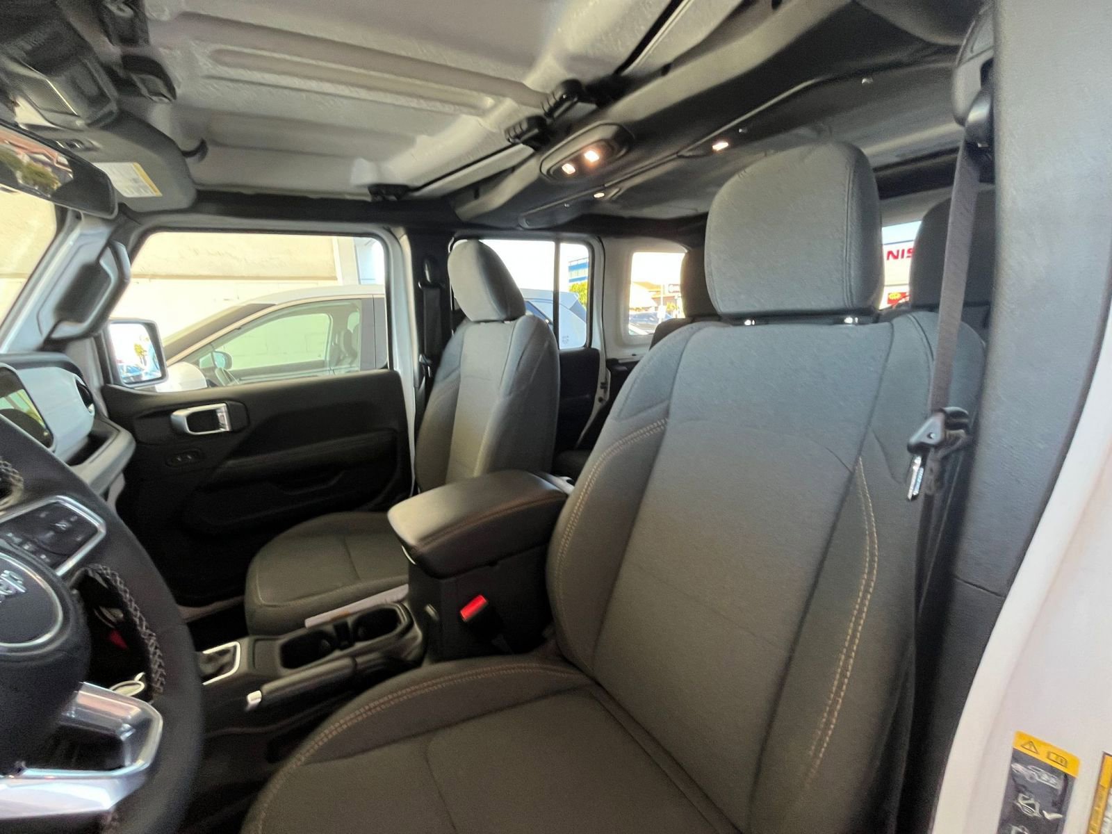 Used 2025 Jeep Wrangler Sahara image 27