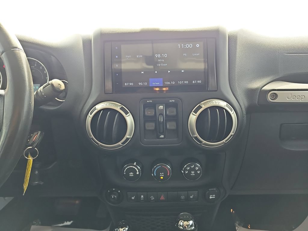 Used 2018 Jeep Wrangler Unlimited Sahara w/ Connectivity Group AWD/4WD image 20