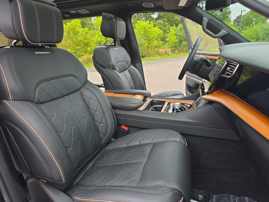 Used 2023 Jeep Grand Wagoneer Series III AWD/4WD image 10