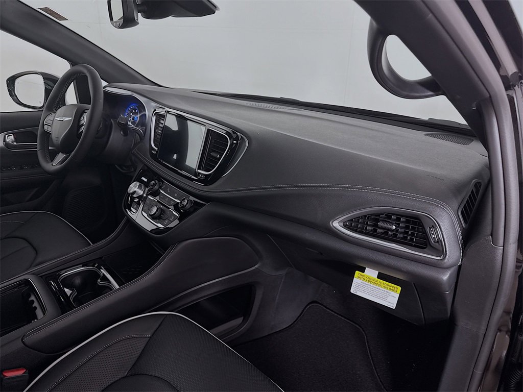 New 2026 Chrysler Pacifica Limited image 32