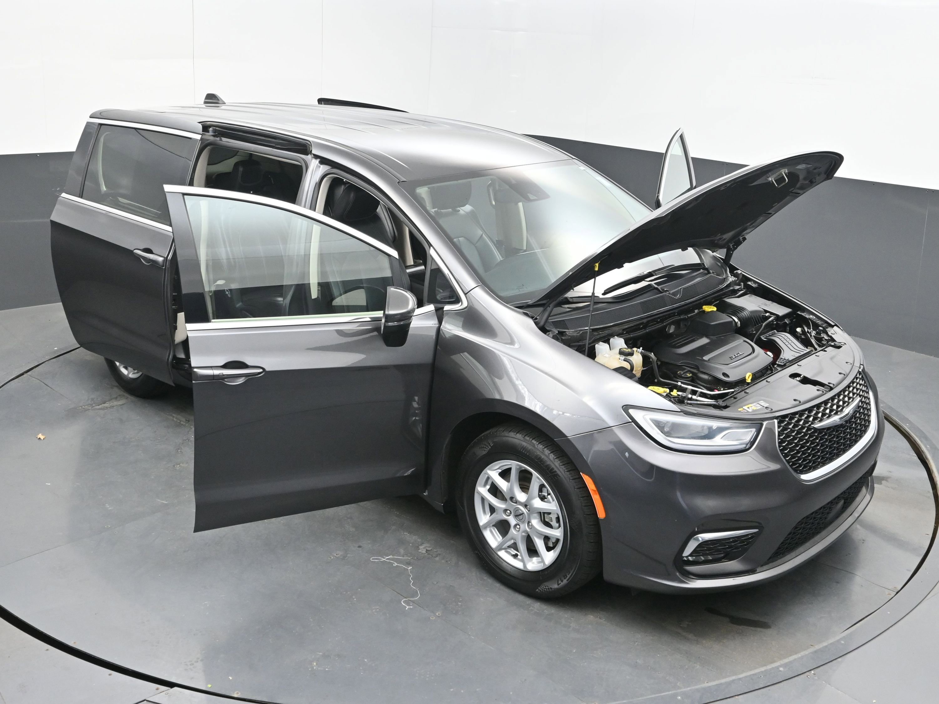 Used 2023 Chrysler Pacifica Touring-L image 40