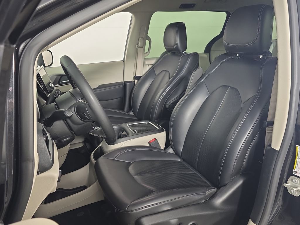 Used 2023 Chrysler Pacifica Touring-L FWD image 15