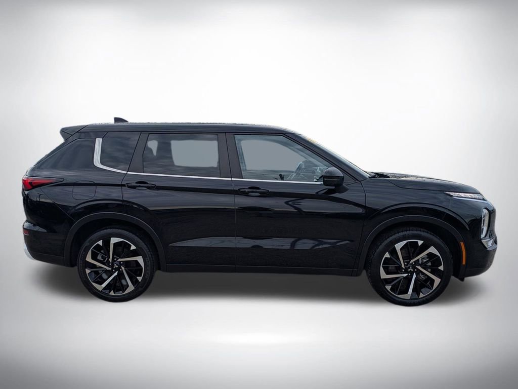 Used 2024 Mitsubishi Outlander SE image 2