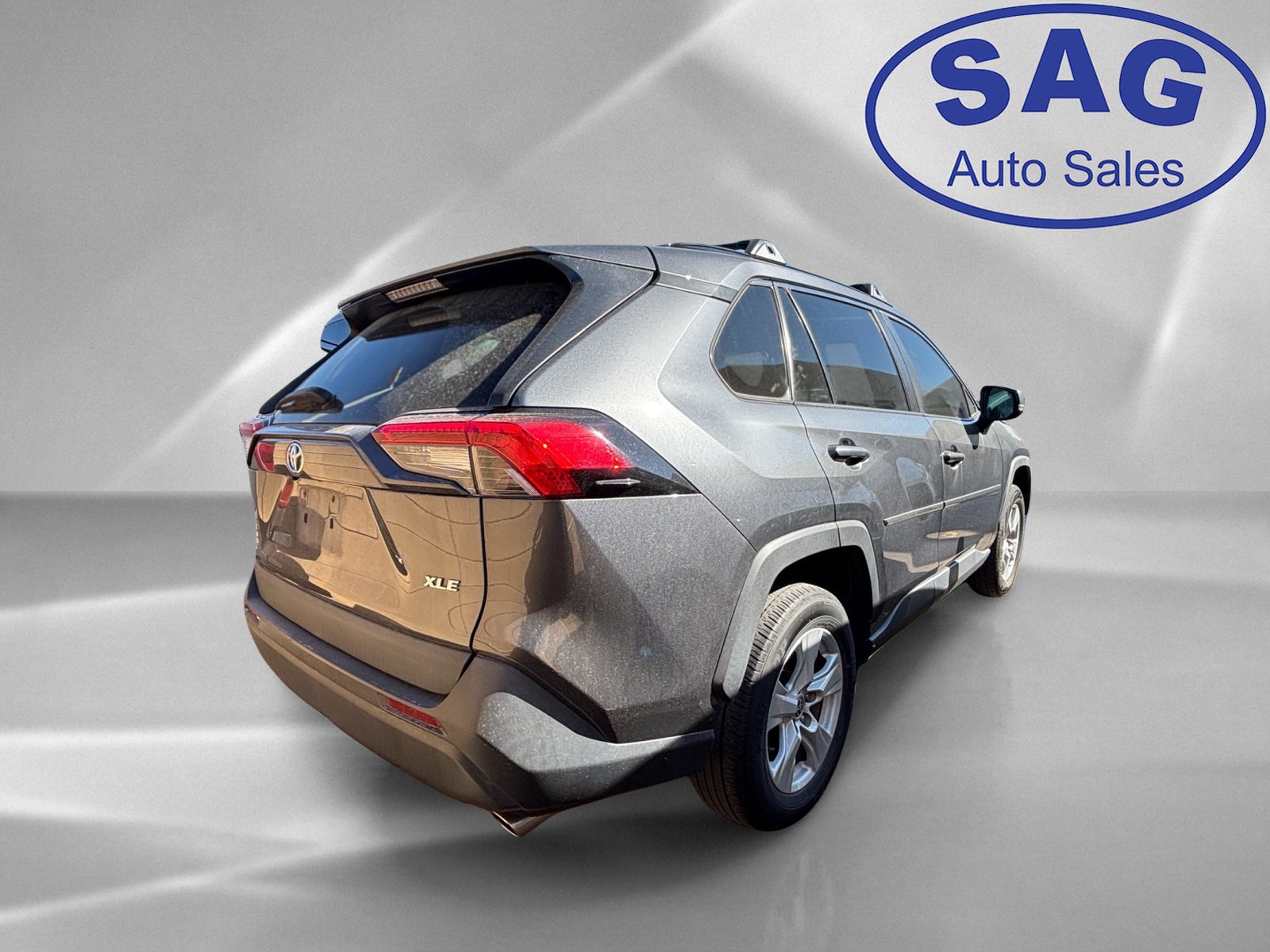 Used 2021 Toyota RAV4 XLE w/ Convenience Package FWD image 3