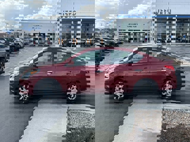 Used 2019 Nissan Versa SV image 2