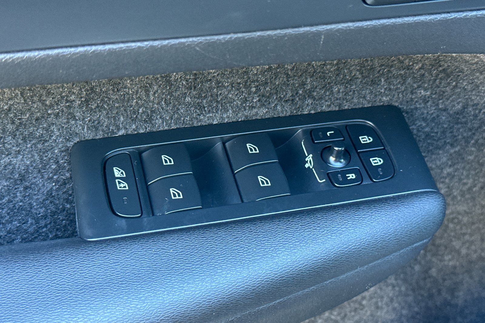 Certified 2023 Volvo XC40 Recharge Core image 12