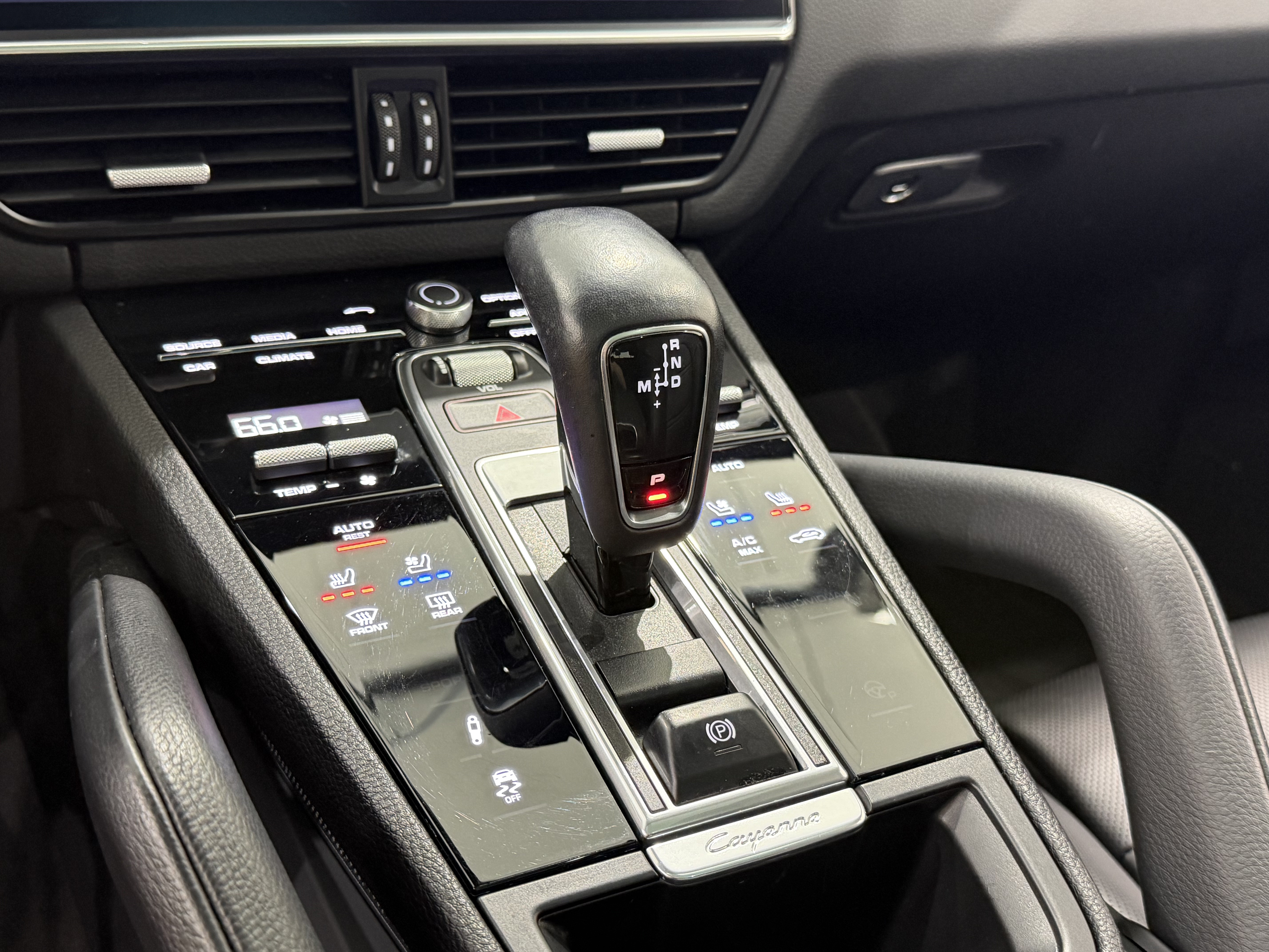 Certified 2022 Porsche Cayenne Platinum Edition AWD/4WD image 39