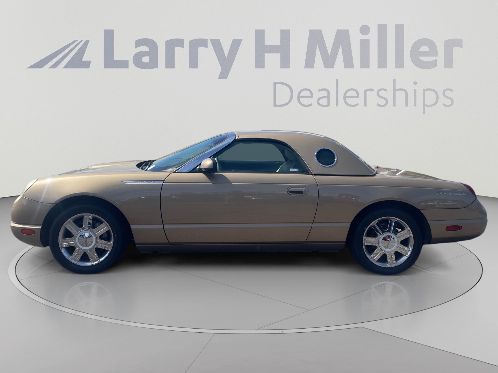 Used 2005 Ford Thunderbird RWD image 2
