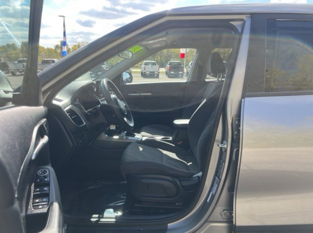 Used 2023 Kia Seltos LX image 9