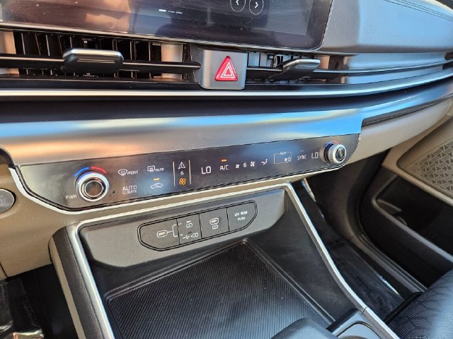 Used 2025 Kia Carnival FWD image 29