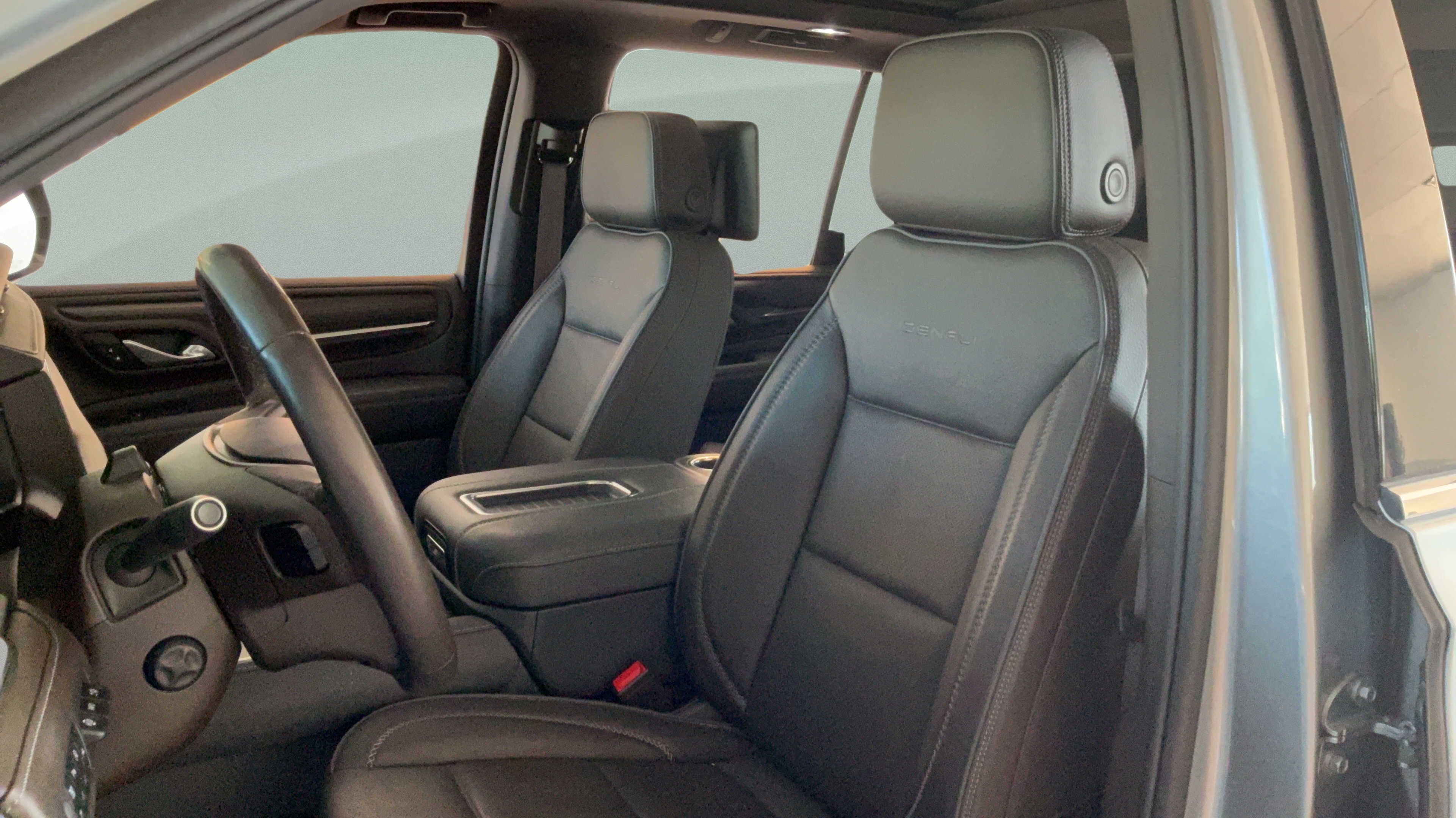 Used 2024 GMC Yukon Denali w/ Advanced Technology Package AWD/4WD image 24