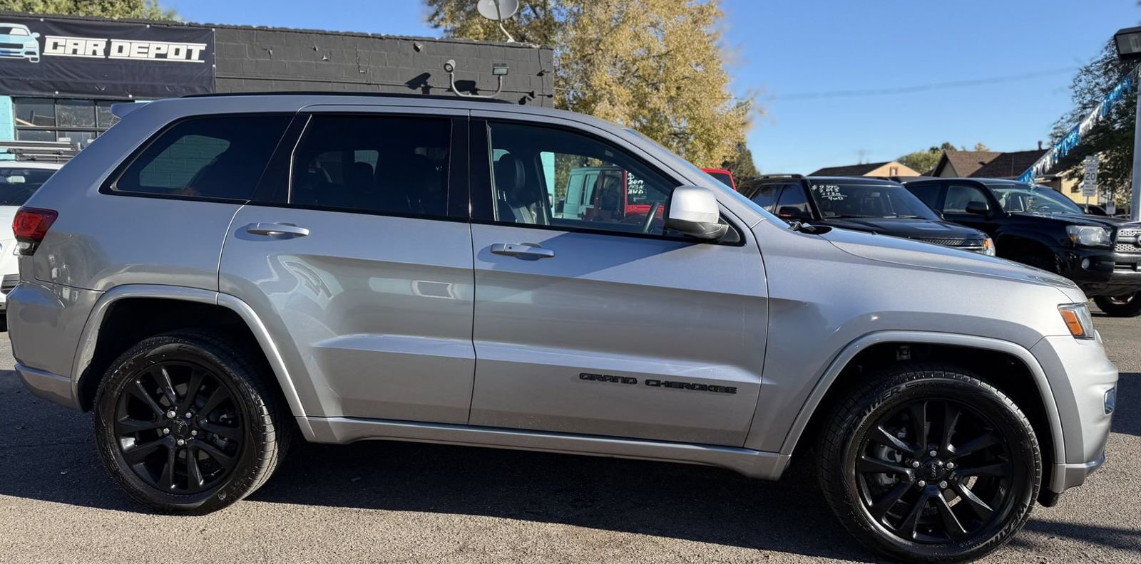 Used 2017 Jeep Grand Cherokee Altitude AWD/4WD image 2