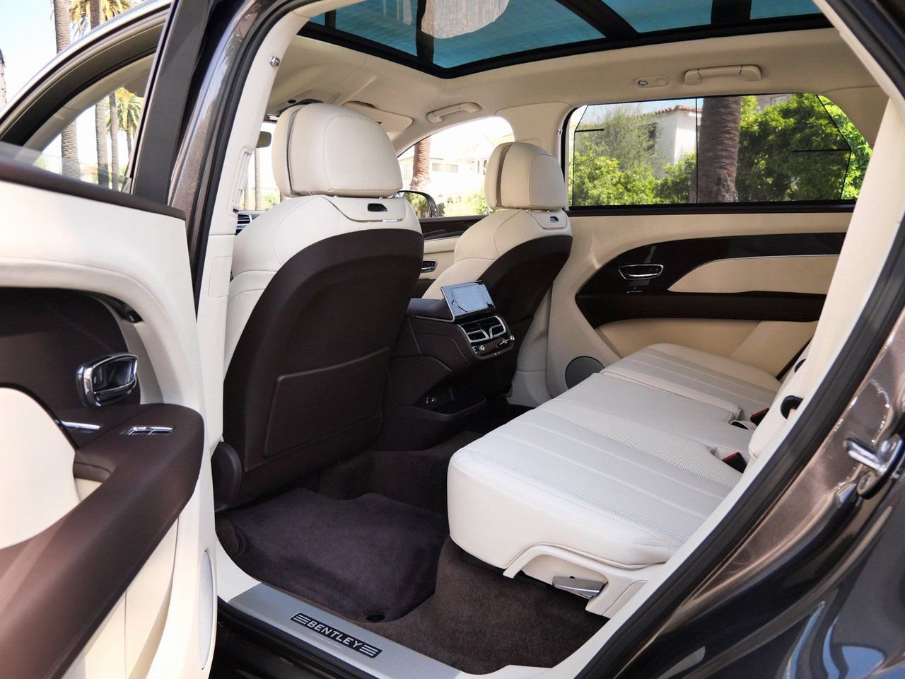 Used 2025 Bentley Bentayga Extended Wheelbase image 14