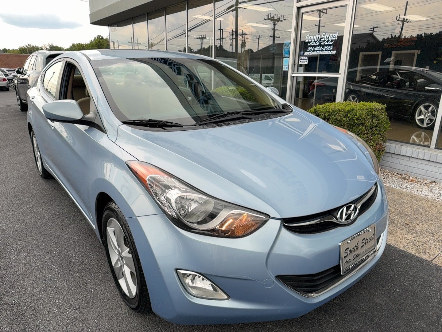 Used 2012 Hyundai Elantra GLS w/ Preferred Pkg 3 FWD image 2
