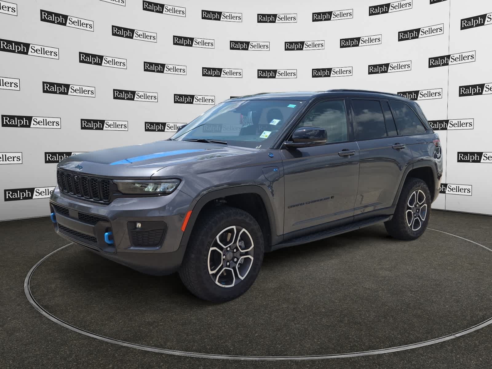 Used 2023 Jeep Grand Cherokee Trailhawk w/ Luxury Tech Group III AWD/4WD image 2