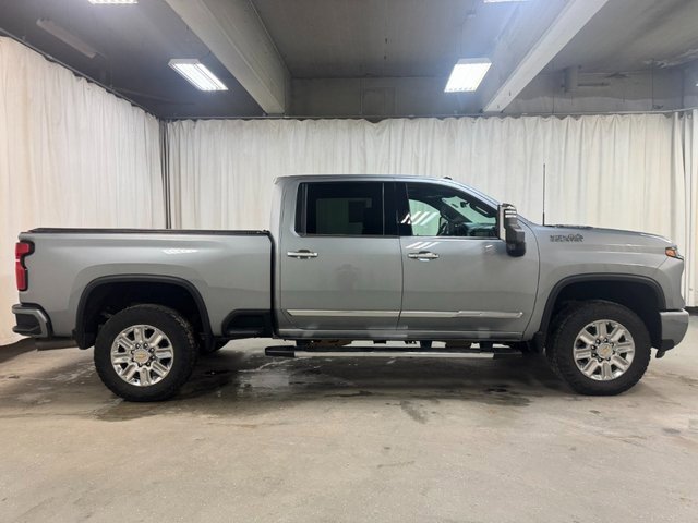 Used 2025 Chevrolet Silverado 3500 High Country w/ High Country Premium Package image 3