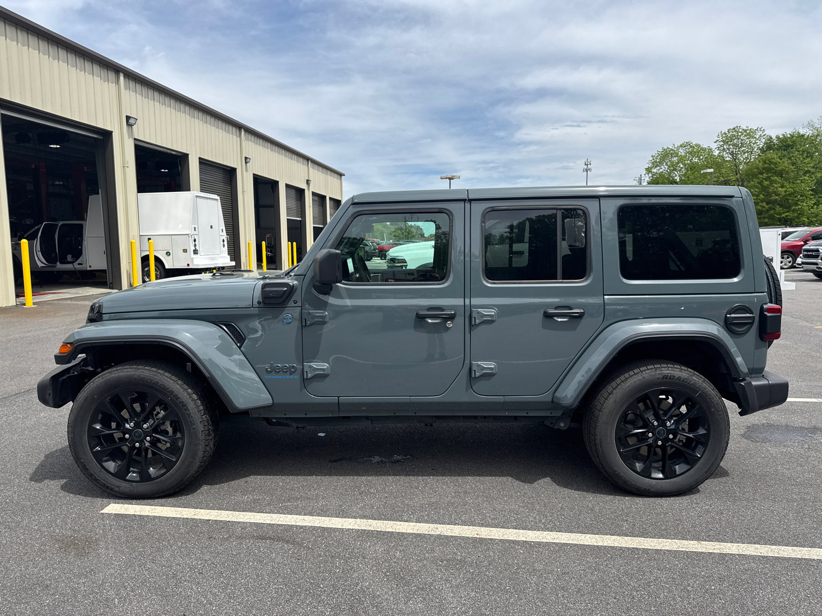 Used 2025 Jeep Wrangler Unlimited Sahara w/ Safety Group AWD/4WD image 9