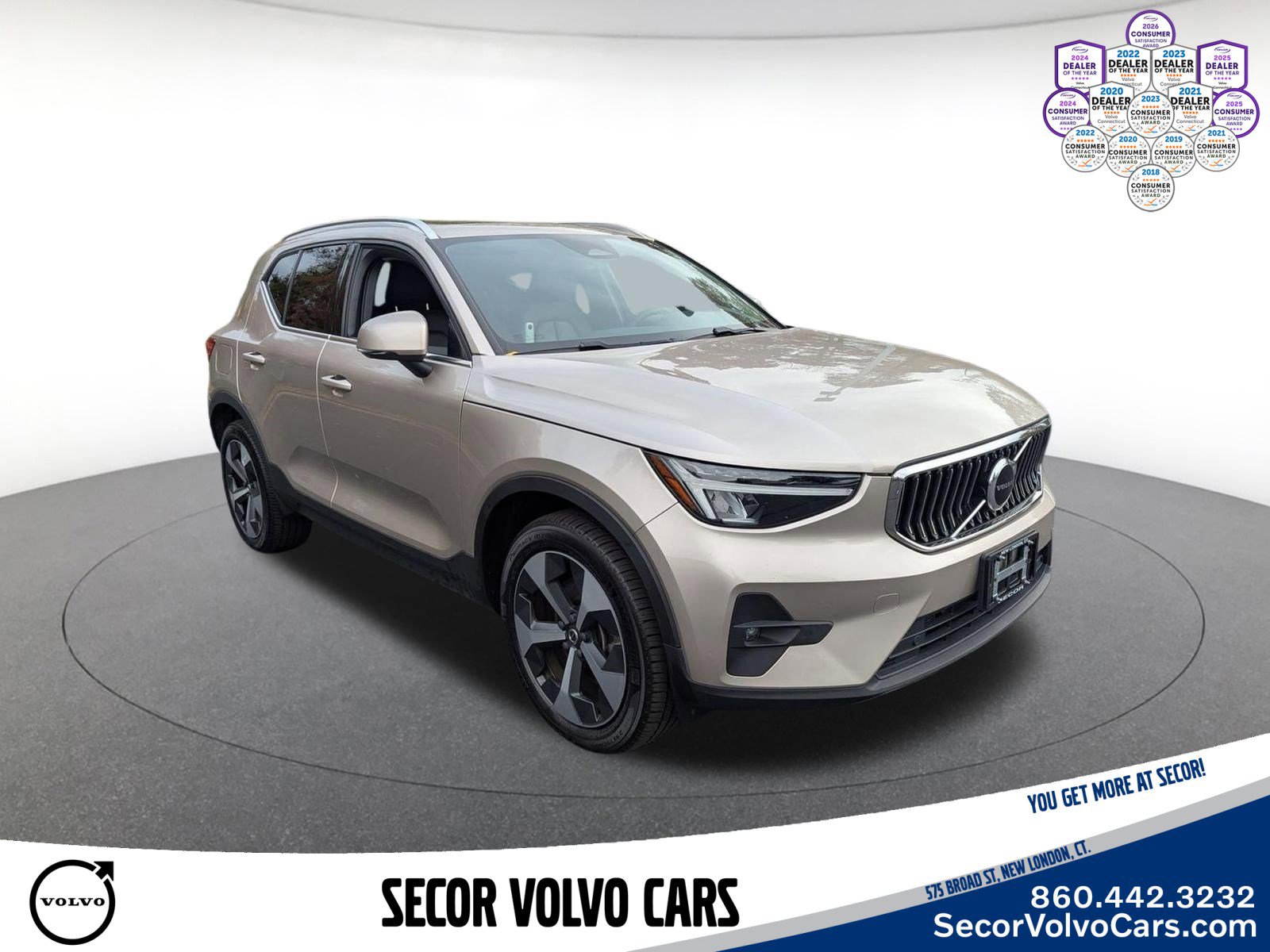 Certified 2023 Volvo XC40 B5 Plus AWD/4WD image 2
