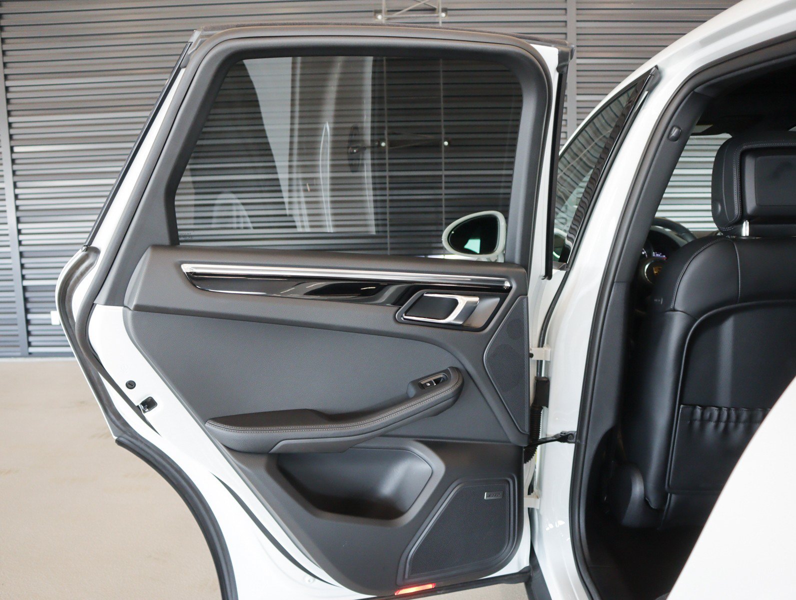 Used 2026 Porsche Macan AWD/4WD image 25