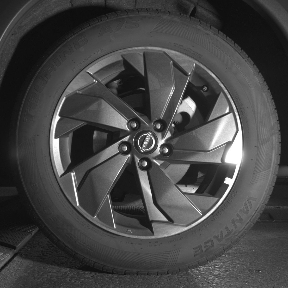 Used 2025 Nissan Rogue SV image 14