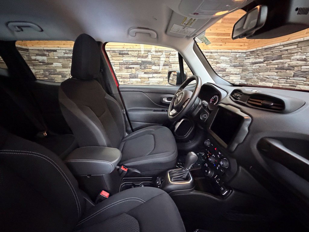 Used 2023 Jeep Renegade Latitude w/ Premium Group AWD/4WD image 30
